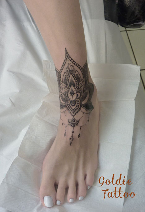 écritures Symboles Goldie Tattoo