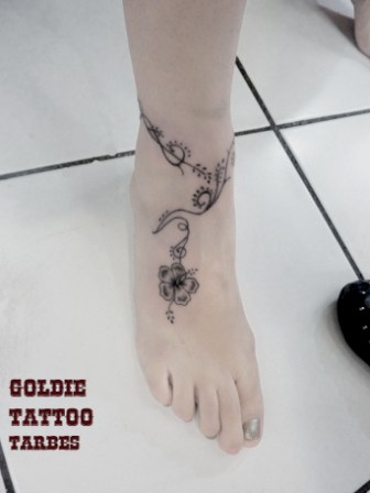 tatouage bracelet cheville. ides de tatouages pour habiller nos